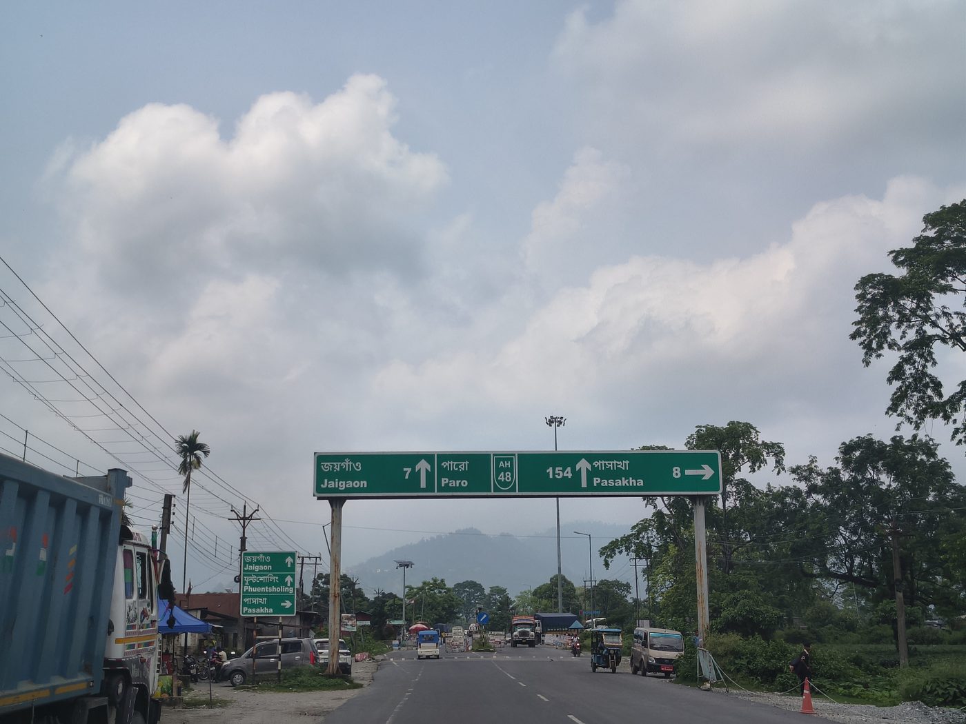 Road sign at Hasimara showing Jaigaon and Phuentsholing on the India–Bhutan trade corridor